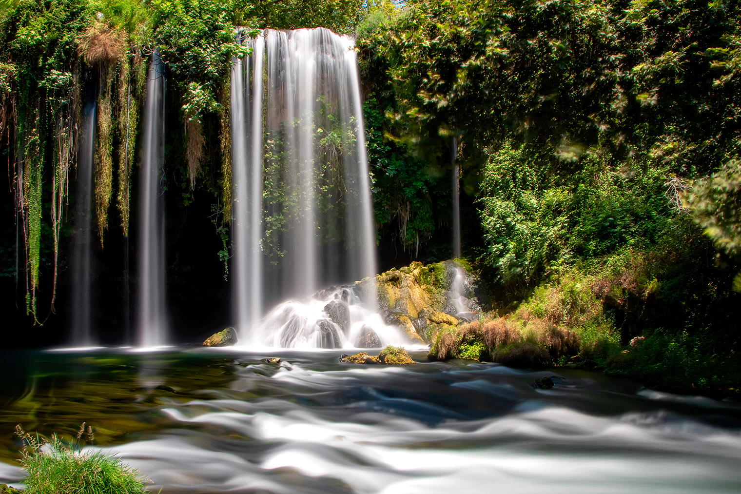 Верхний Дюден. Фото: eczserapyilmaz / Shutterstock