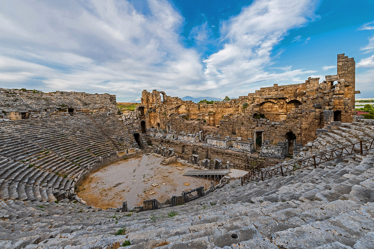 Театр в Перге вмещал до 15 000 зрителей. Фото: Nejdet Duzen / Shutterstock