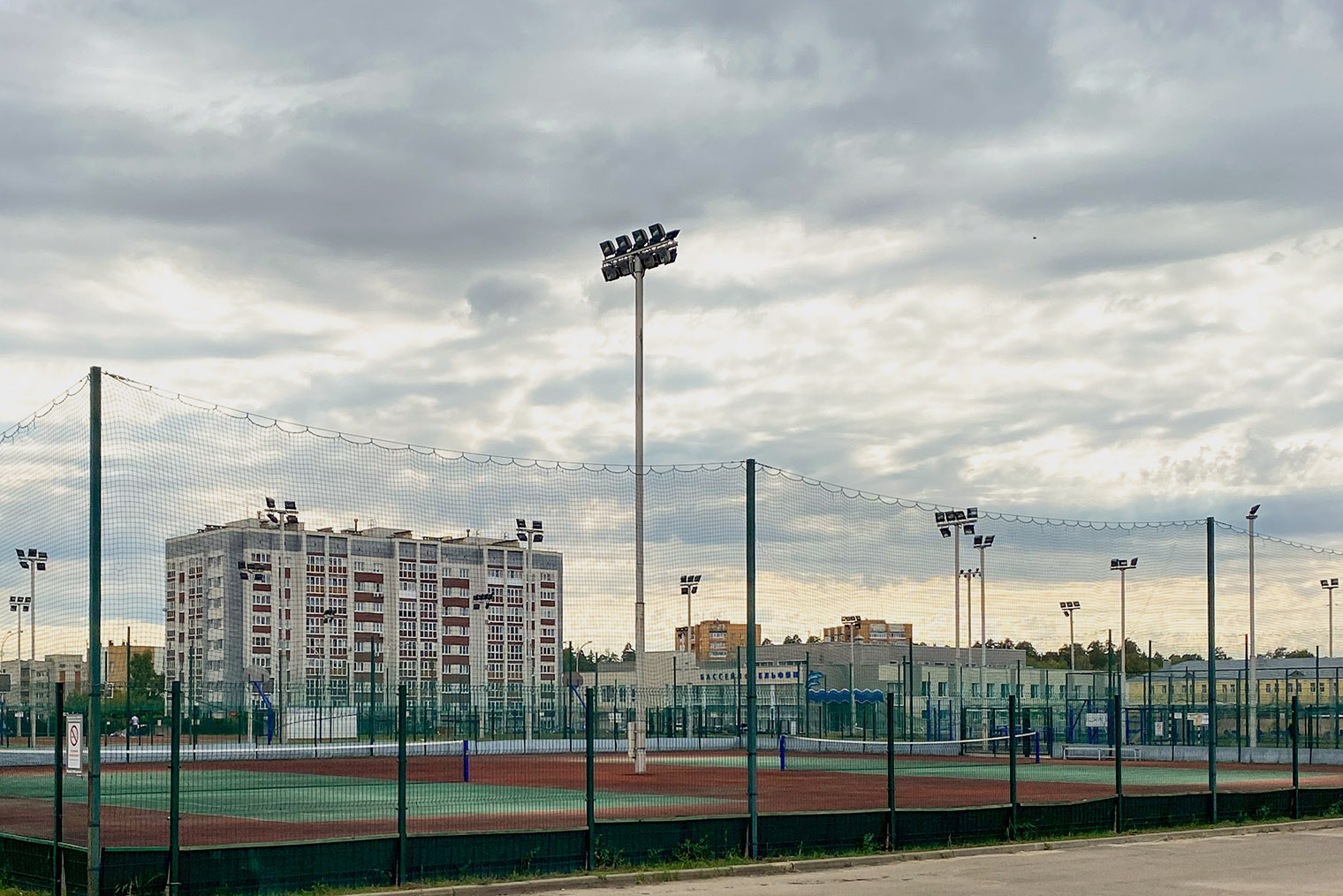 Спортивные площадки за стадионом