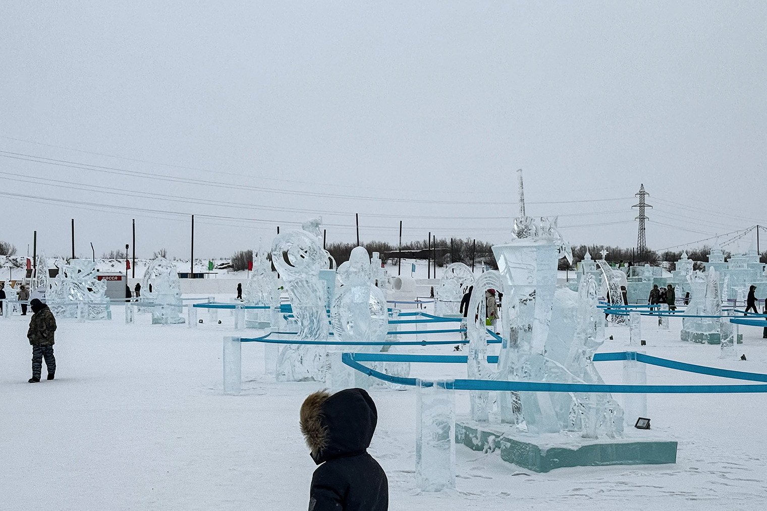 В ледовом городке кроме горок можно покататься на лошадях, оленях и даже воздушном шаре