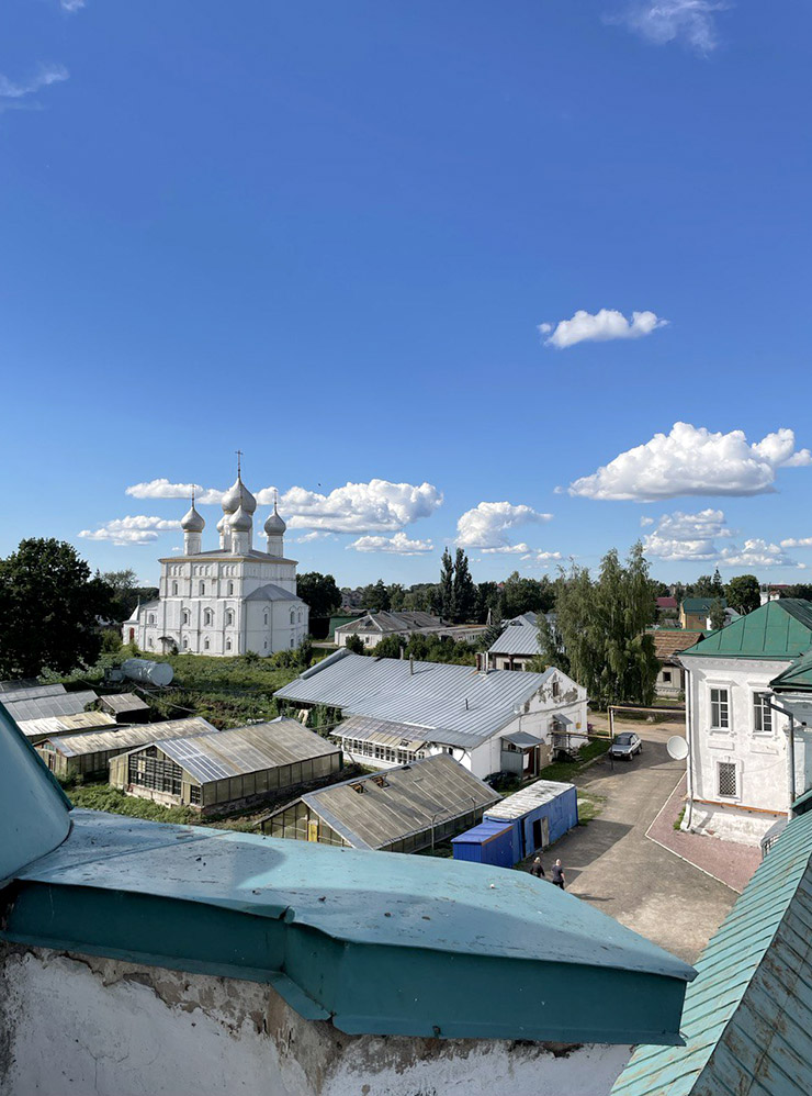 Со смотровой видно церковь Преображения Господня — все, что осталось от женского монастыря, который упразднила Екатерина Вторая