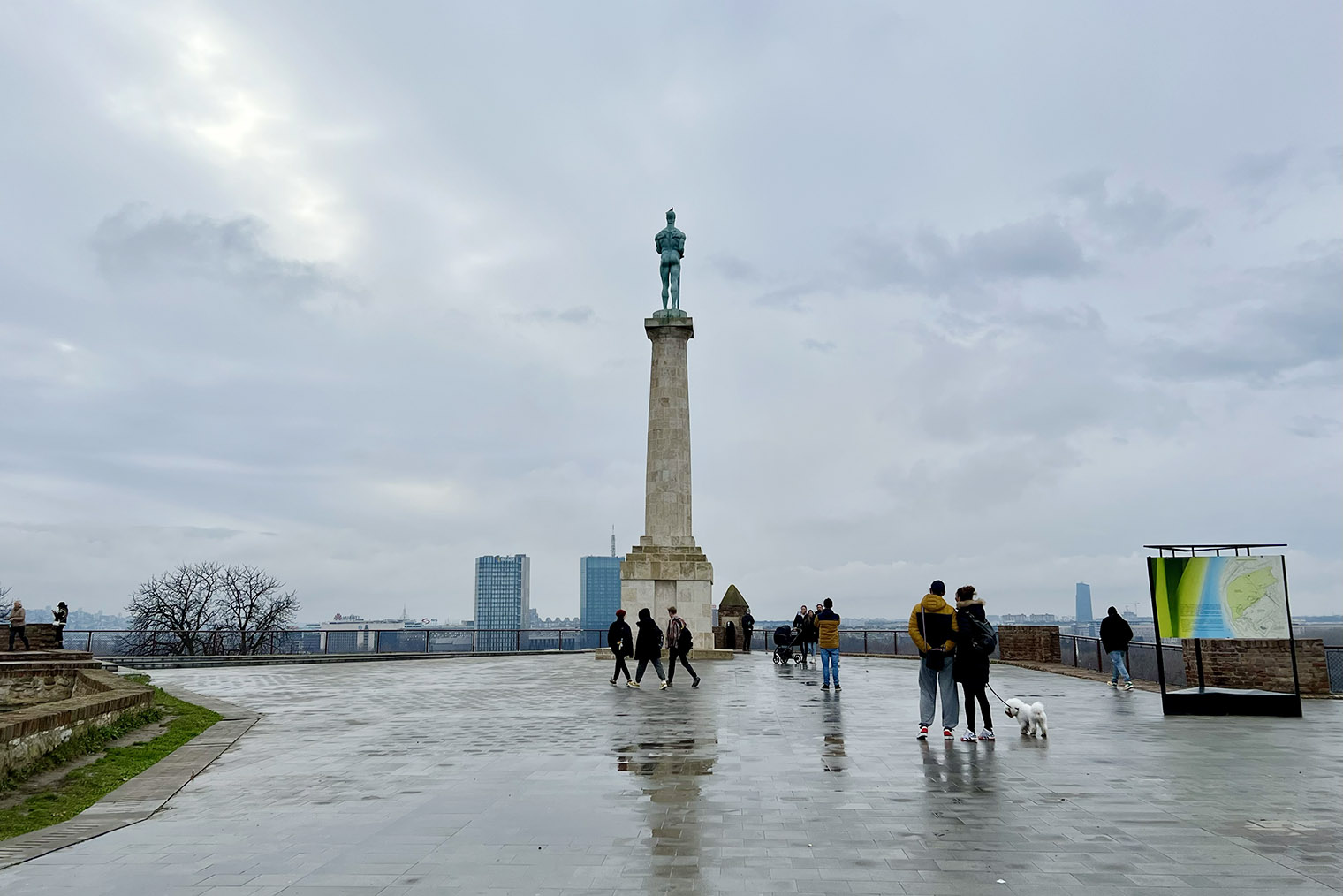 В Верхней части города стоит памятник Победителю — бронзовая скульптура обнаженного мужчины с соколом в левой руке и мечом в правой