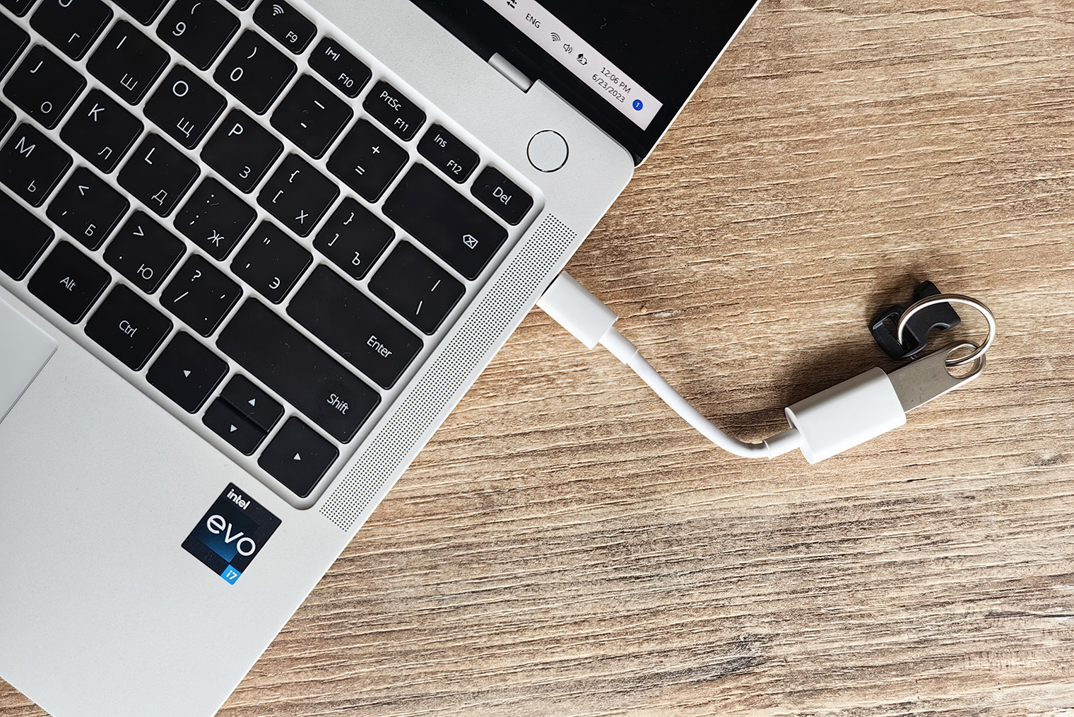 Комплектный переходник на USB⁠-⁠A довольно медленный, для быстрых внешних SSD не подойдет