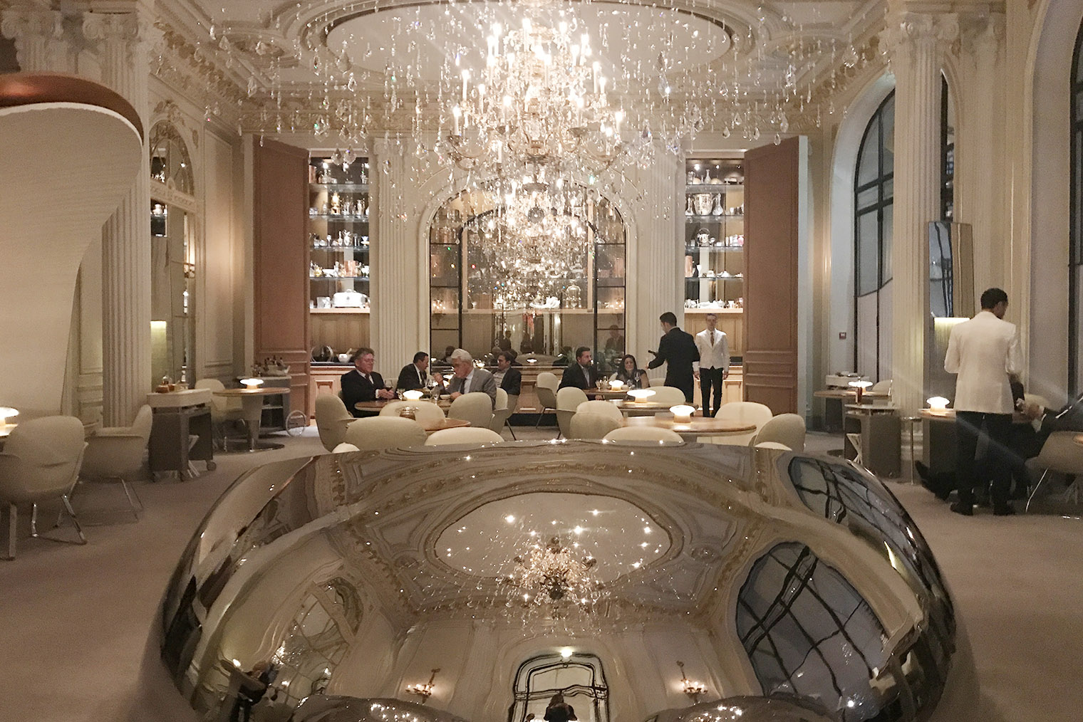 Знаменитый ресторан Alain Ducasse au Plaza Athénée. На заднем плане сомелье наливает вино гостям