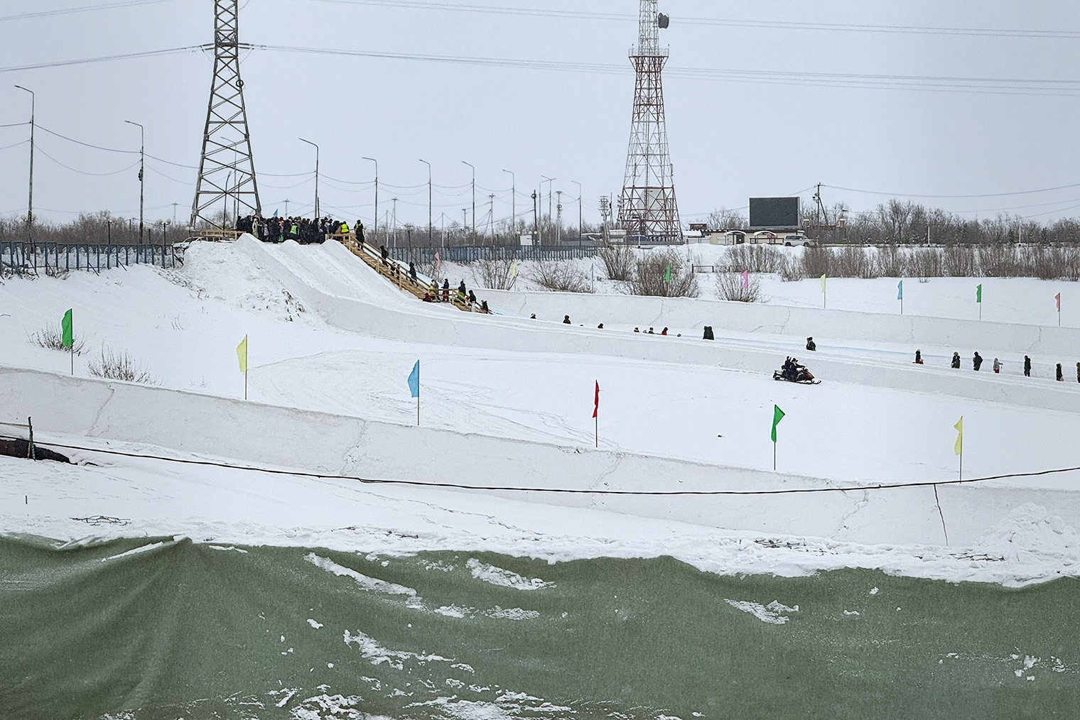 В ледовом городке кроме горок можно покататься на лошадях, оленях и даже воздушном шаре