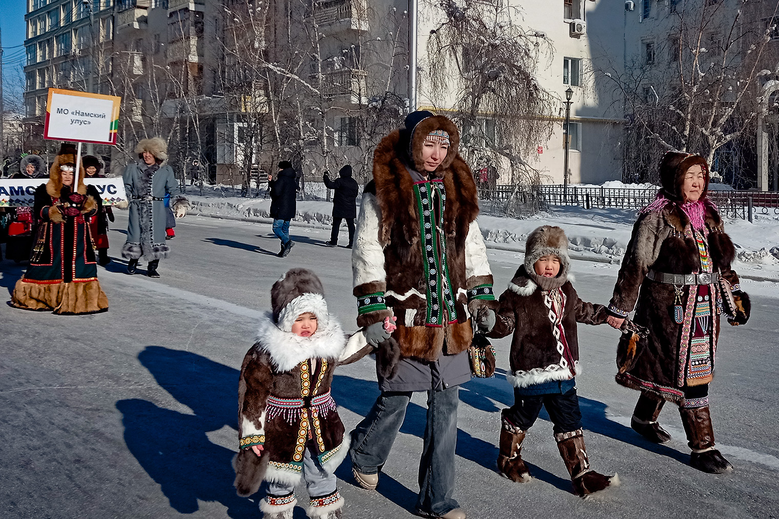 Шествие в честь Дня народного мастера проходит от Дома дружбы народов до площади Орджоникидзе и заканчивается массовым осуохаем