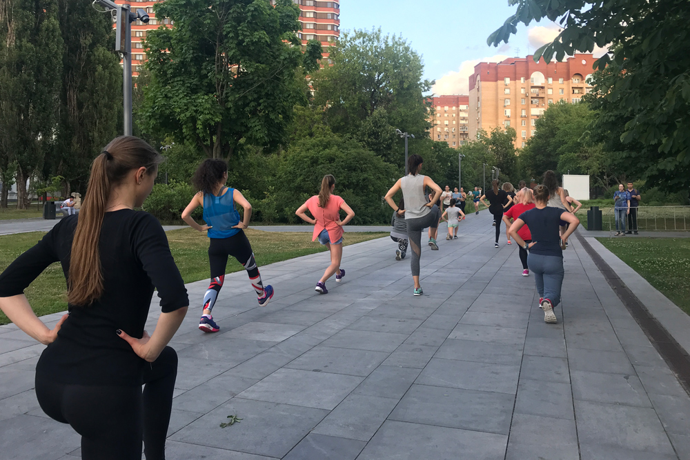 Тренировки «Найка» проходят на крыше спортивного центра в парке Горького. Туда приносят гантели, гири, коврики, тренер подключает микрофон к колонкам и под музыку ведет тренировку. Каждый выполняет свое задание: кто-то еще делает бёрпи, кто-то уже приседает