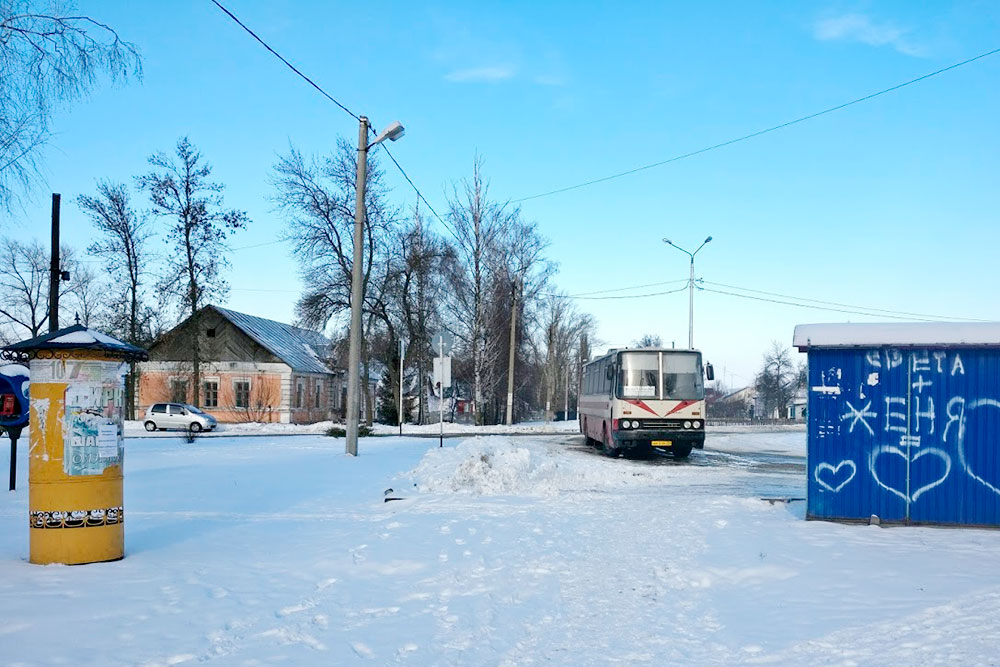 В Яруге три остановки автобуса. Эта — конечная, «Сахарный завод»