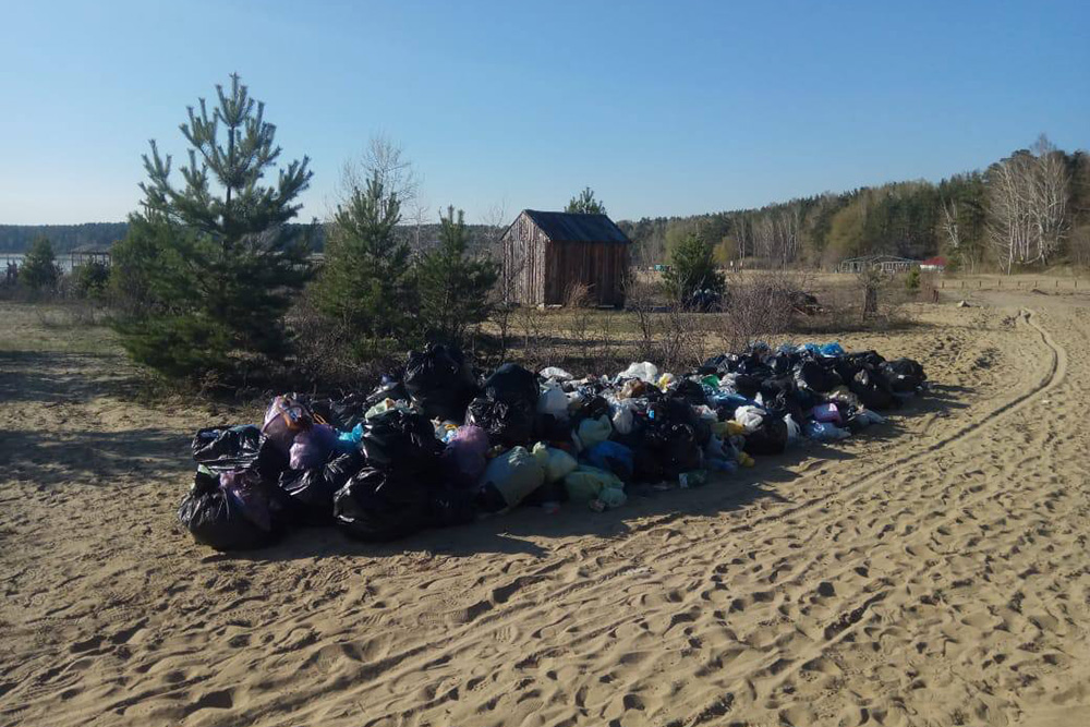 Во время первой уборки на пляже мы собрали десятки больших мешков мусора