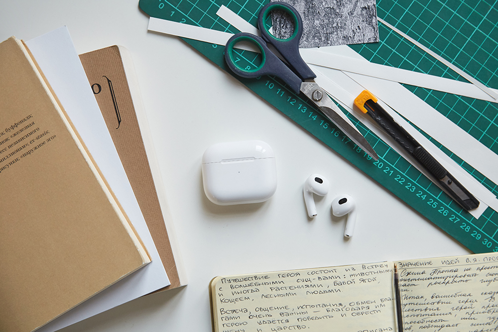 У AirPods 3 влагозащита IPX4 — наушники устойчивы к брызгам и попаданию грязи. От пота во время тренировок они тоже защищены