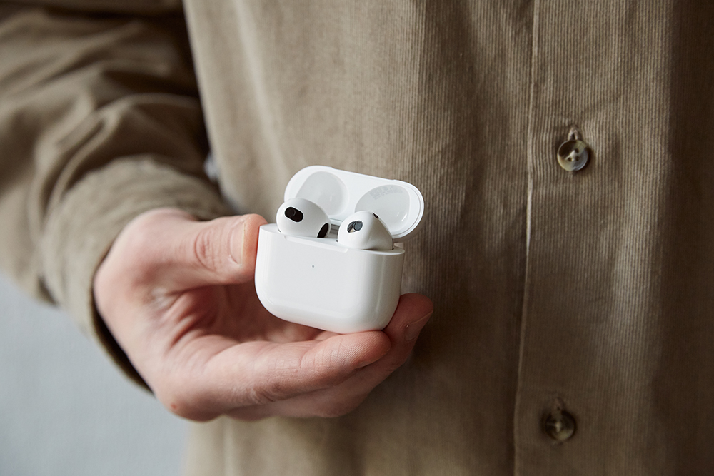 В AirPods 3 улучшили датчик контакта с кожей: наушники теперь лучше определяют, в самом ли деле они надеты, и не воспроизводят музыку в кармане куртки