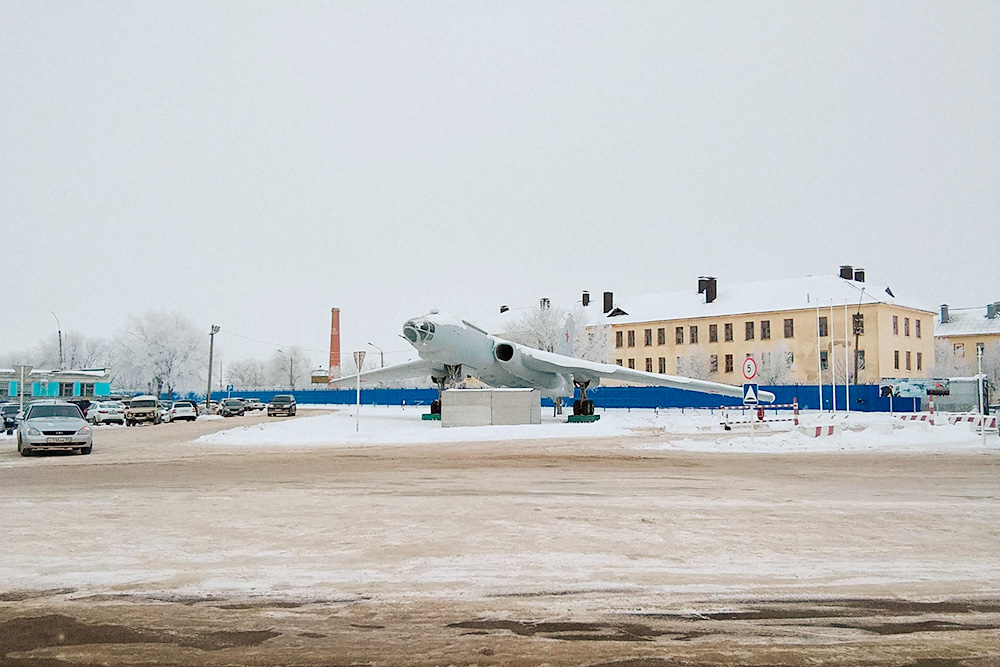 Самолет возле первого КПП