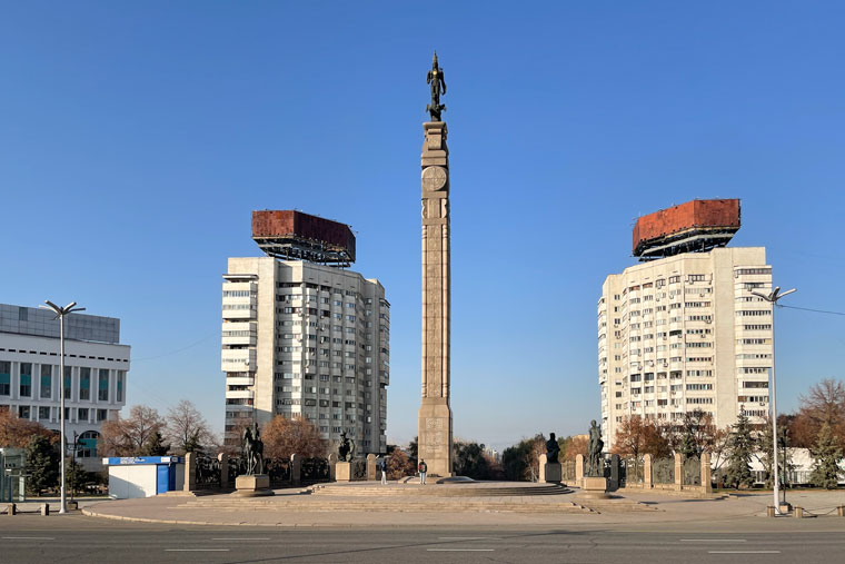 Так выглядит монумент Независимости, если смотреть на него с другой стороны дороги