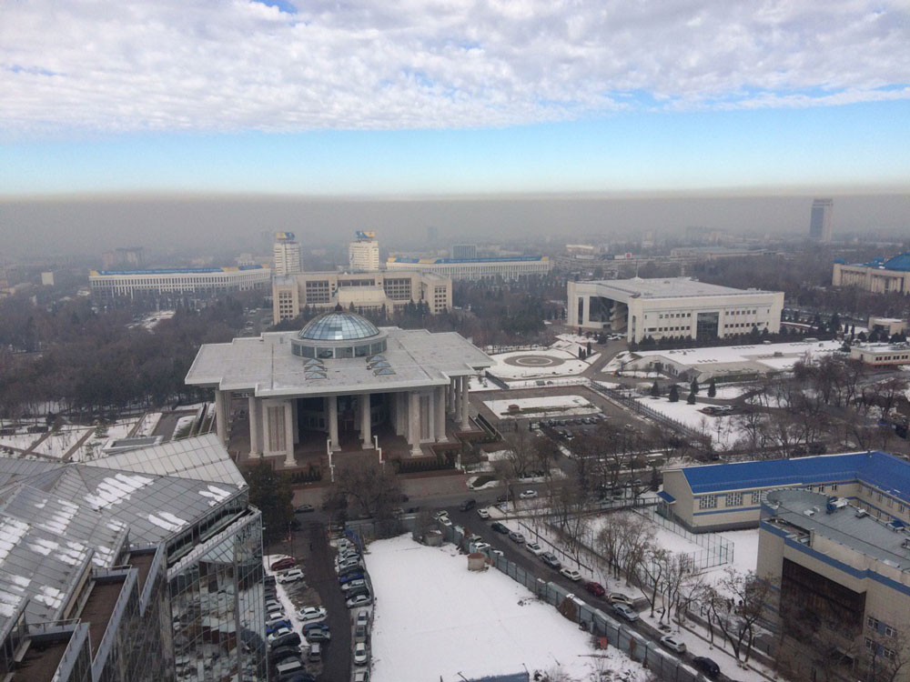 Утренний смог в нижней части города — вдали от гор