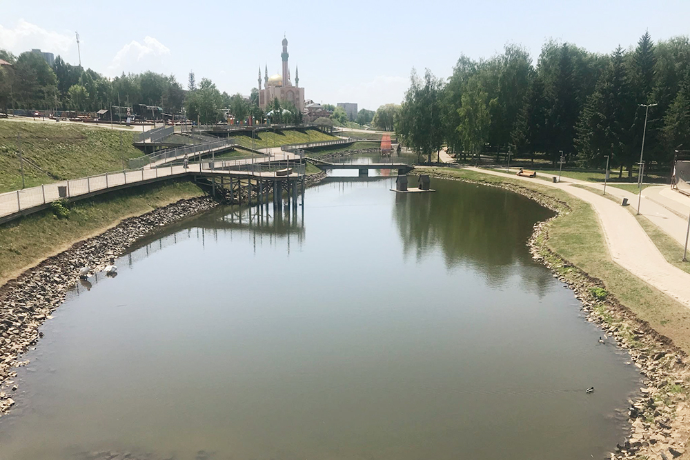 Вдали за каскадом видна Большая мечеть