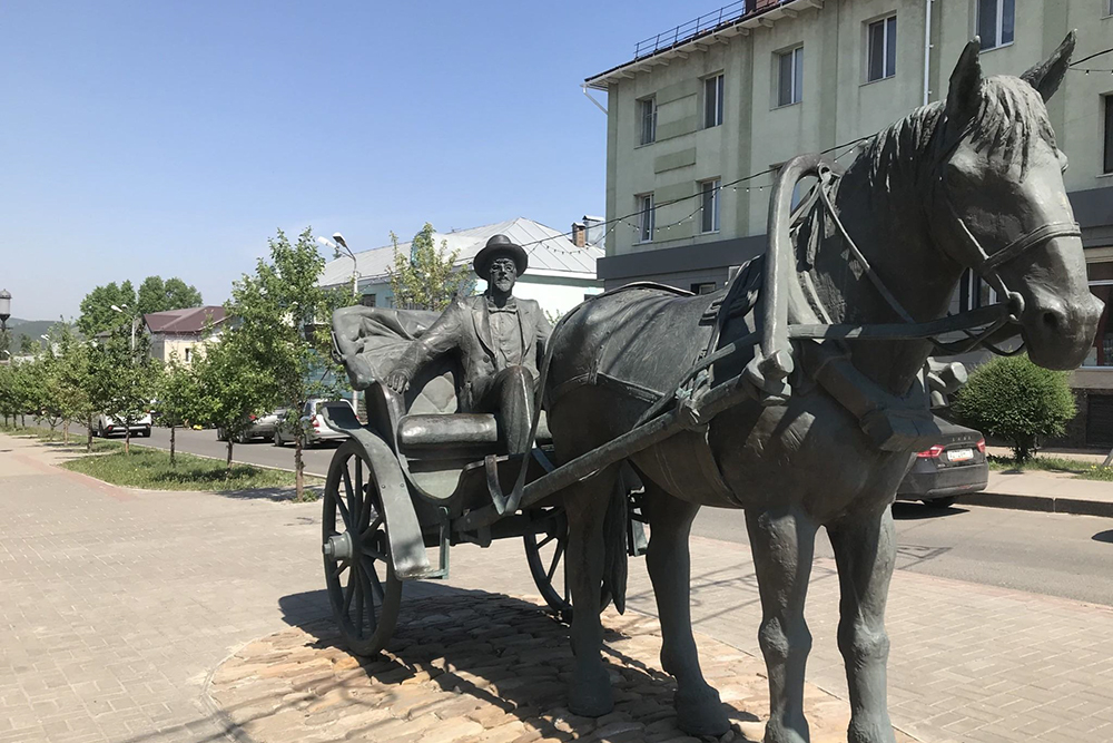 На улице Чехова установили памятник писателю