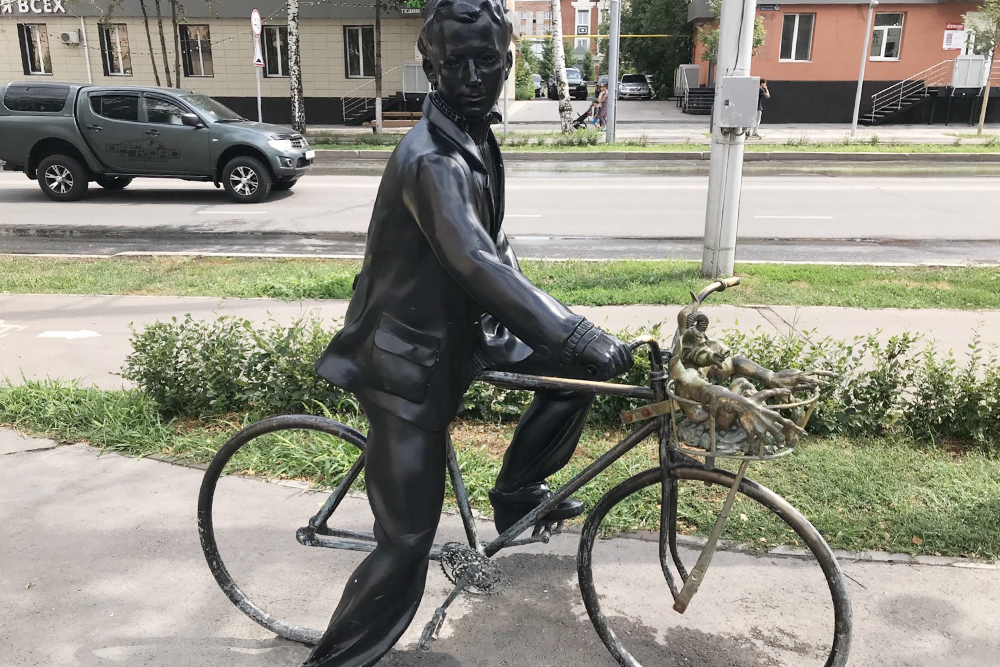 Татарский поэт Габдулла Тукай. В корзинке на передней раме он везет Шурале — главного антагониста одноименной поэмы и персонажа татарских и башкирских народных сказок. Это кто⁠-⁠то вроде лешего