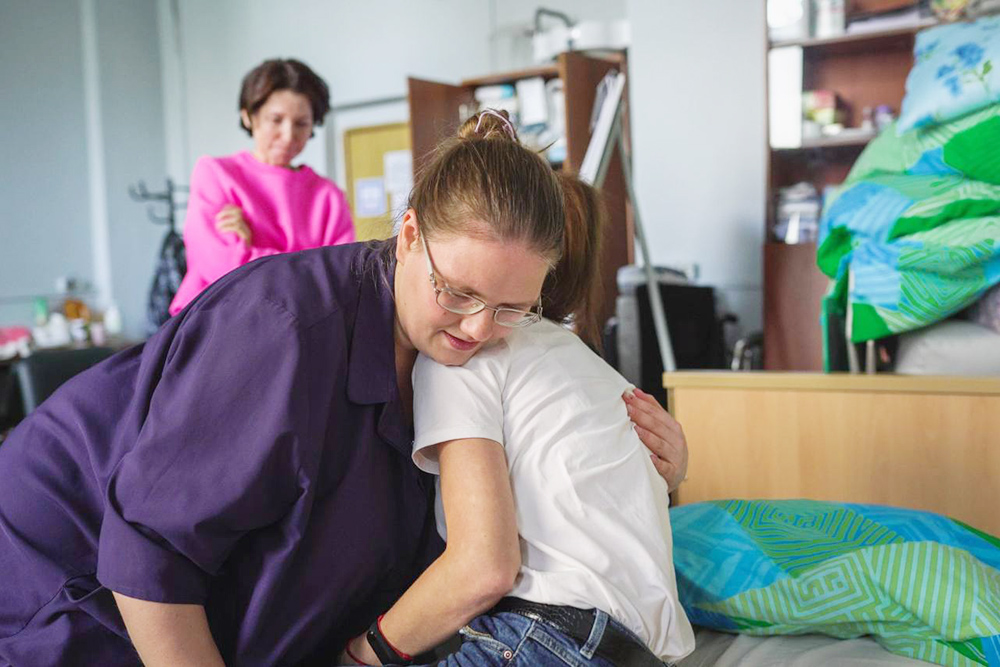 Занятие в Школе патронажного ухода. Специалисты фонда обучают тех, кто ухаживает за людьми с БАС, позиционированию и перемещению