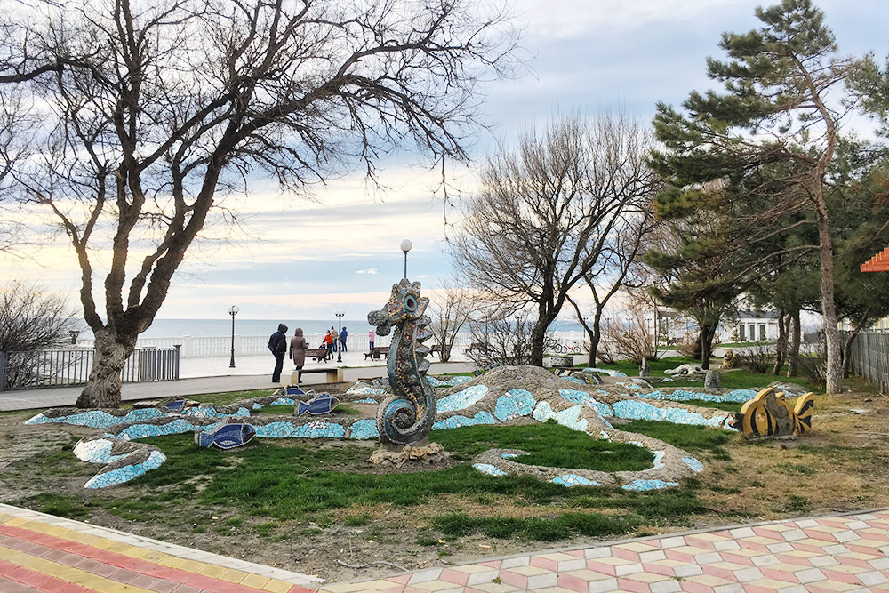 В Сочи есть похожие мозаики авторства Церетели. Я думала, он и в Анапе поработал, но нет, это неизвестный творец