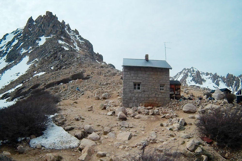 Рефухио «Фрей» (Refugio Frey) в горах недалеко от Барилоче сделана из камня — лесов в окрестностях нет