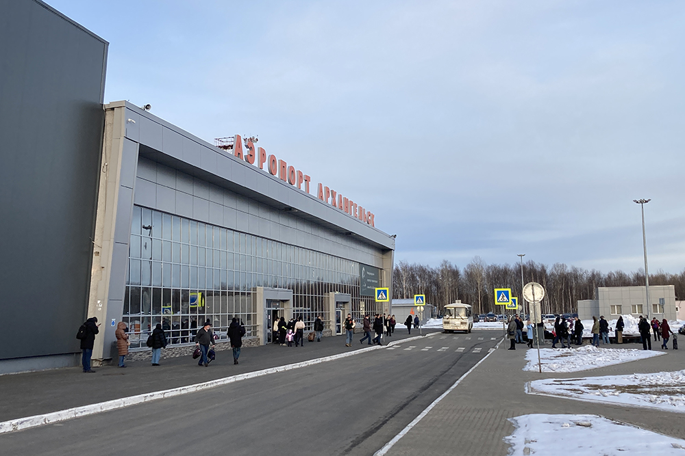 Аэропорт Архангельска. На заднем плане — тот самый пазик