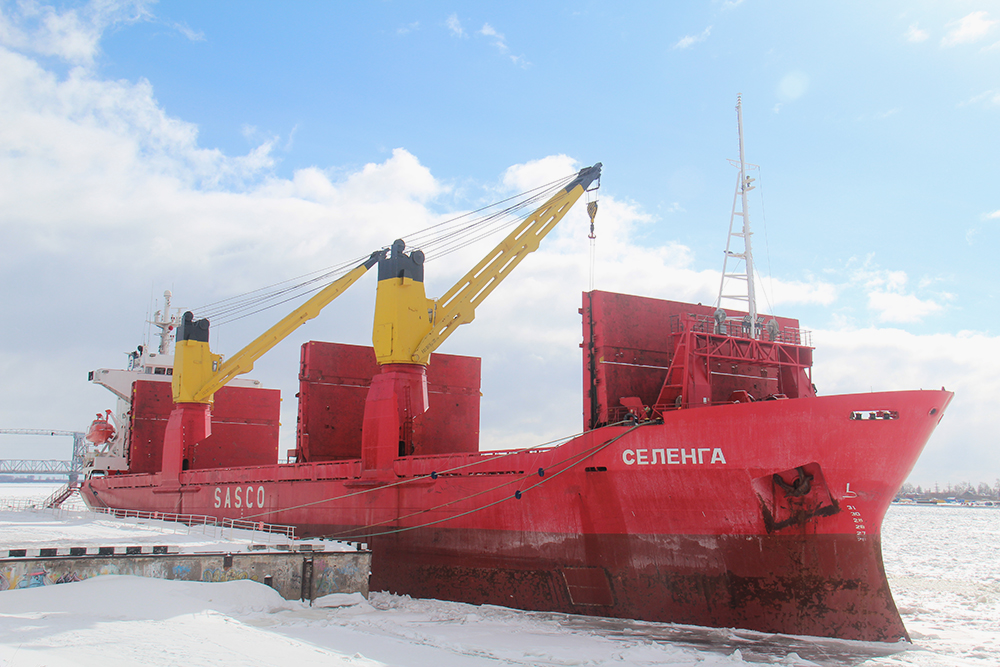 Рядом с морвокзалом пришвартованы огромные корабли