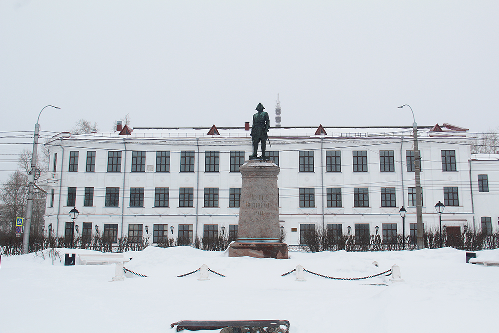 Из⁠-⁠за плохой погоды я не смог сделать фото с купюрой на фоне памятника