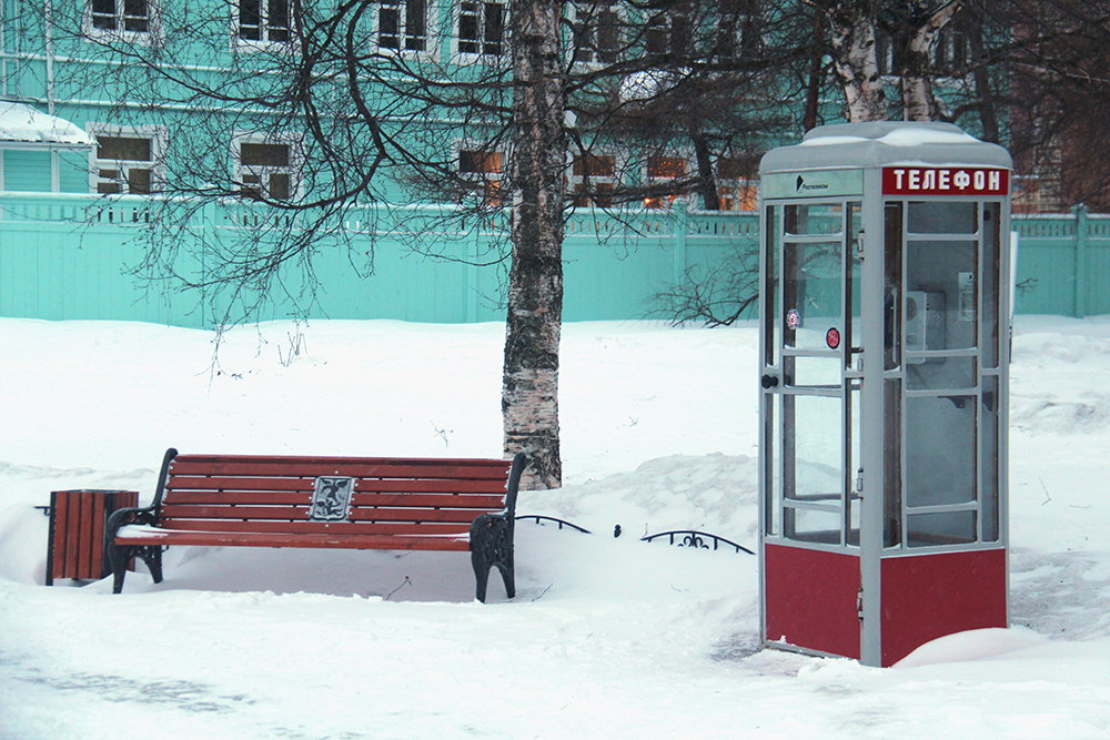 Внутри будки довольно современный телефонный аппарат с кнопками вместо диска