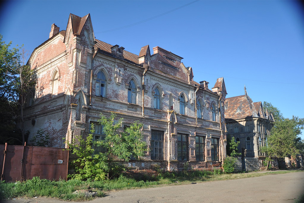 Бывшие здания церковно-приходской школы и пастората при лютеранской кирхе. В советские годы здесь располагался детприемник НКВД, в здании пастората — туберкулезный диспансер. Сама кирха стала многоквартирным жилым домом