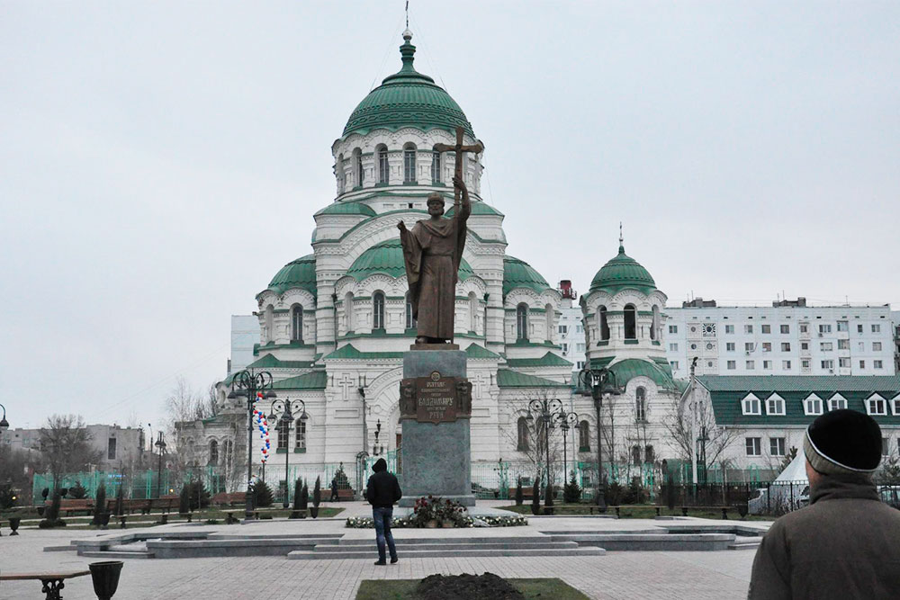 Памятник святому равноапостольному князю Владимиру тоже построен на деньги Азербайджана. Интересно, что в строительстве собора Святого Владимира — он за памятником — также принимали участие мусульмане-татары. Они же не позволили снести храм во время гонений на православную церковь