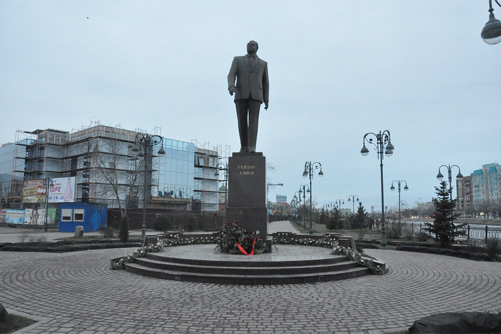 Памятник Гейдару Алиеву. Вокруг благоустроили сквер, который также назвали в честь президента Азербайджана