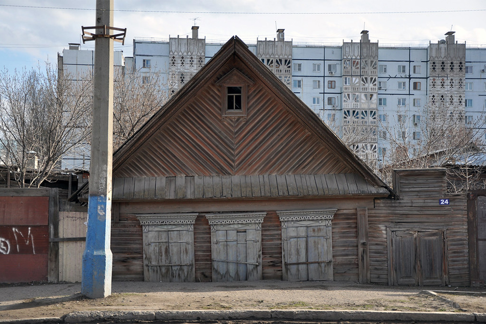 Этот дом погрузился в землю по самые окна, и ставни уже заколочены — значит, точно нежилой