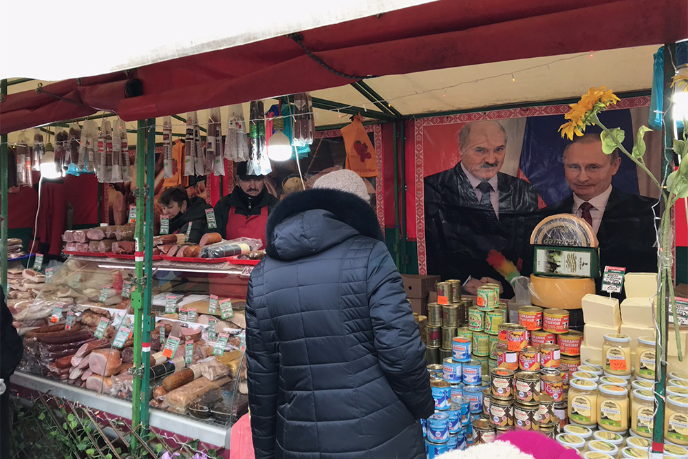 Белорусы приезжают в Астрахань с молочной и мясной продукцией. И портретами президентов