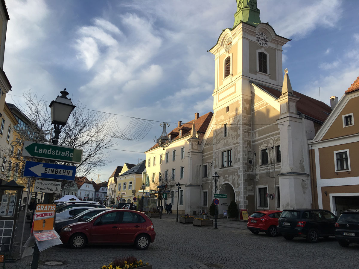 В Цветле все ездят на собственных машинах, общественного транспорта практически нет и такси тоже мало кто пользуется