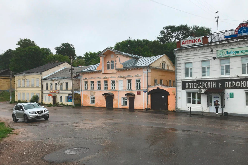 Мы ездили в Санкт-Петербург на белые ночи, заезжая во все города по дороге. Это Торжок — один из трех лучших городов России по версии Артемия Лебедева