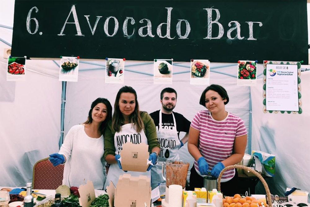 Фестиваль на «Флаконе». Сперва Элина назвала проект Avocado Bar — место, где можно попробовать авокадо из разных частей света: Азии, Европы, Южной Америки и Африки