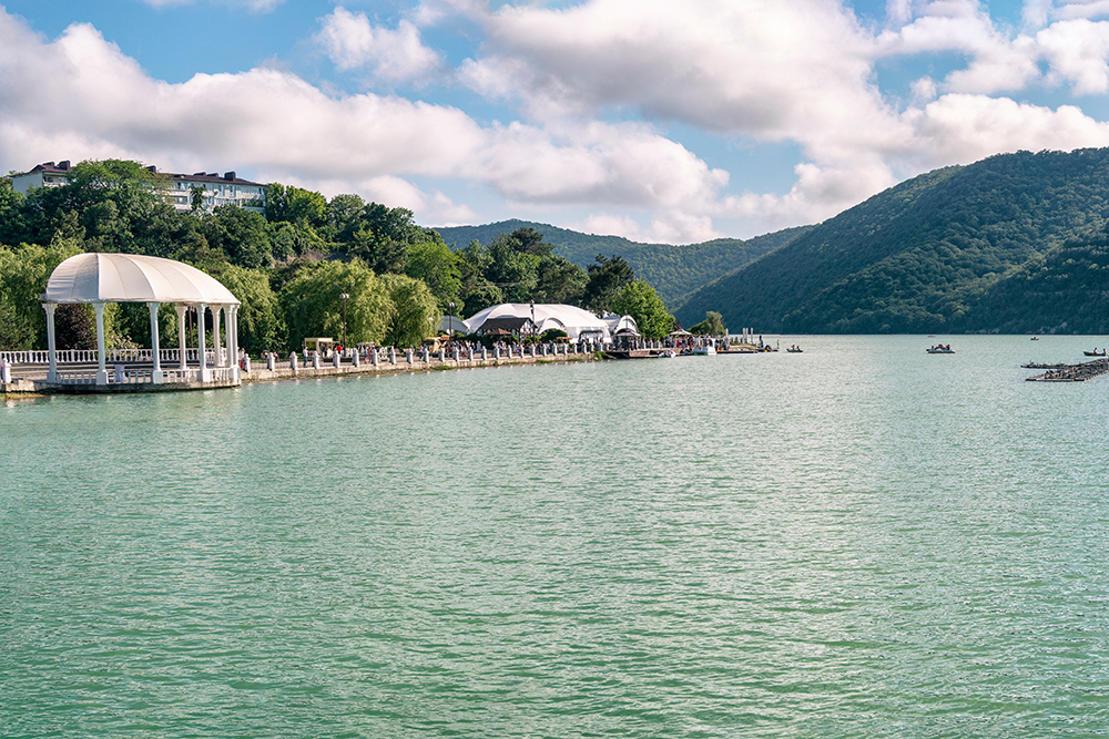 Озеро Абрау не замерзает даже зимой. Фото: Lilkin / Shutterstock