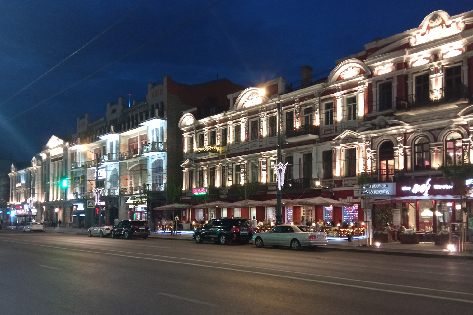 Вечером улица М. Горького в Воронеже архитектурой напомнила мне Петербург