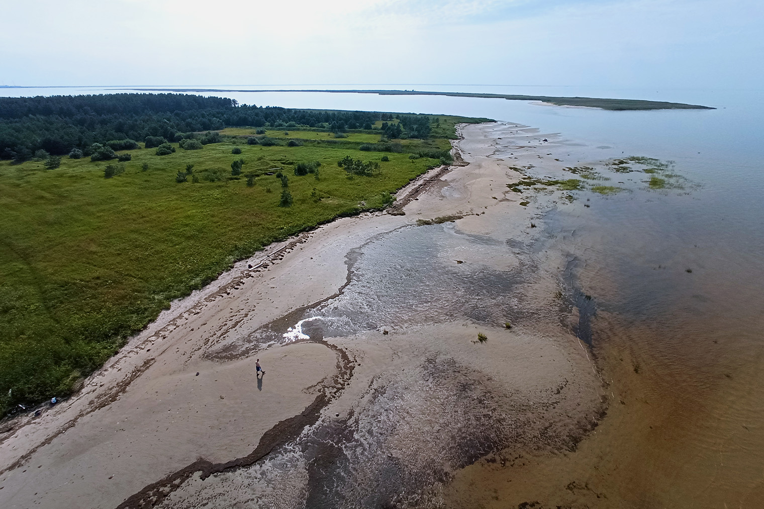 Через сотню метров воды Северной Двины сливаются с водами Белого моря