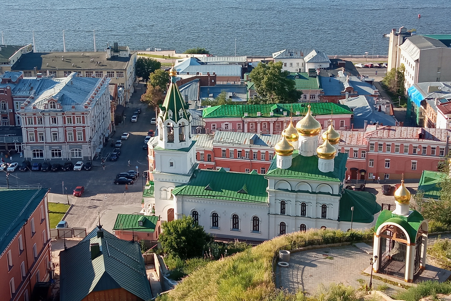 Так выглядит Нижне-Волжская набережная с кремлевской стены