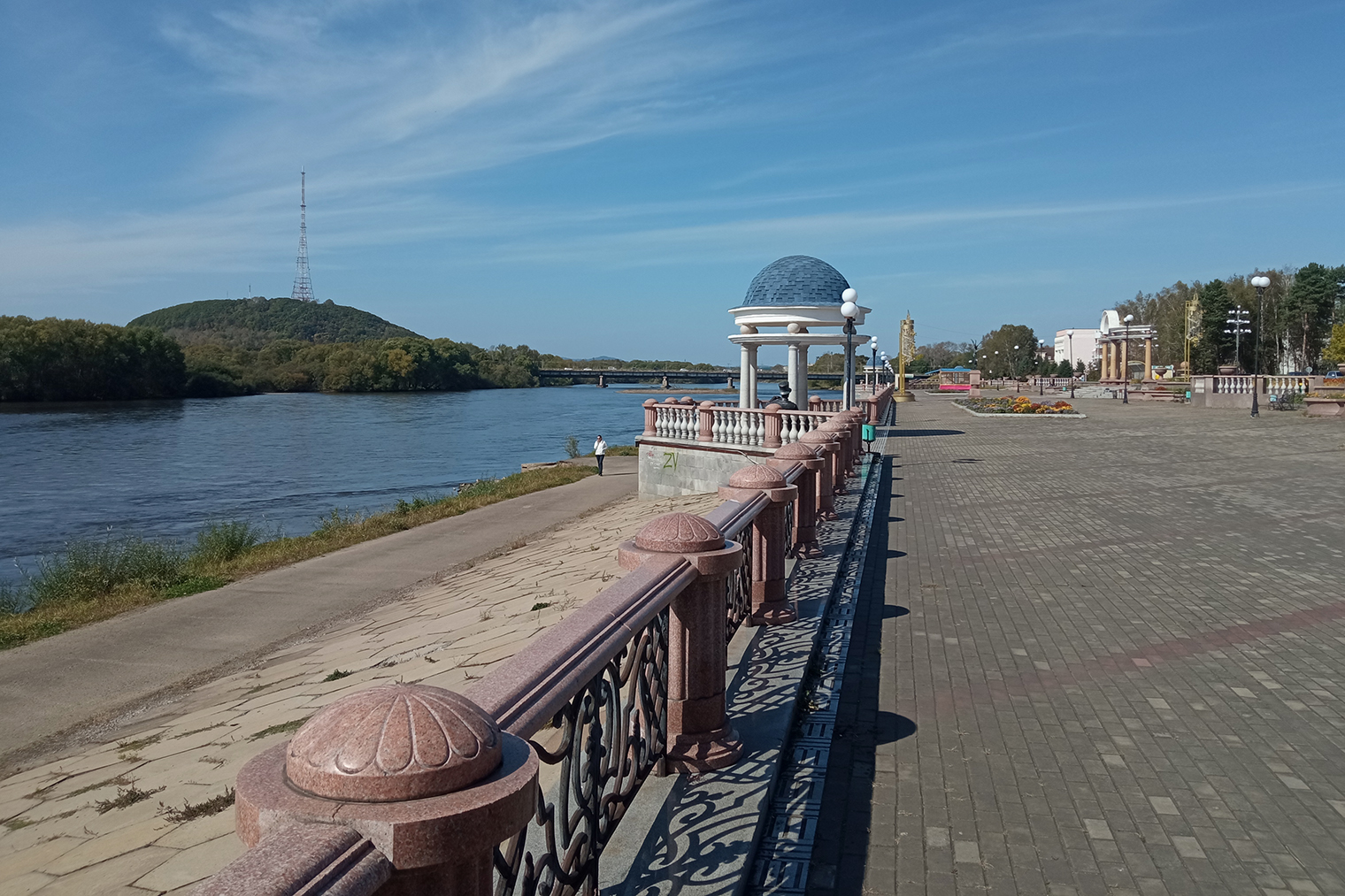 В Биробиджане мне понравились парк и набережная Биры с видом на местные сопки