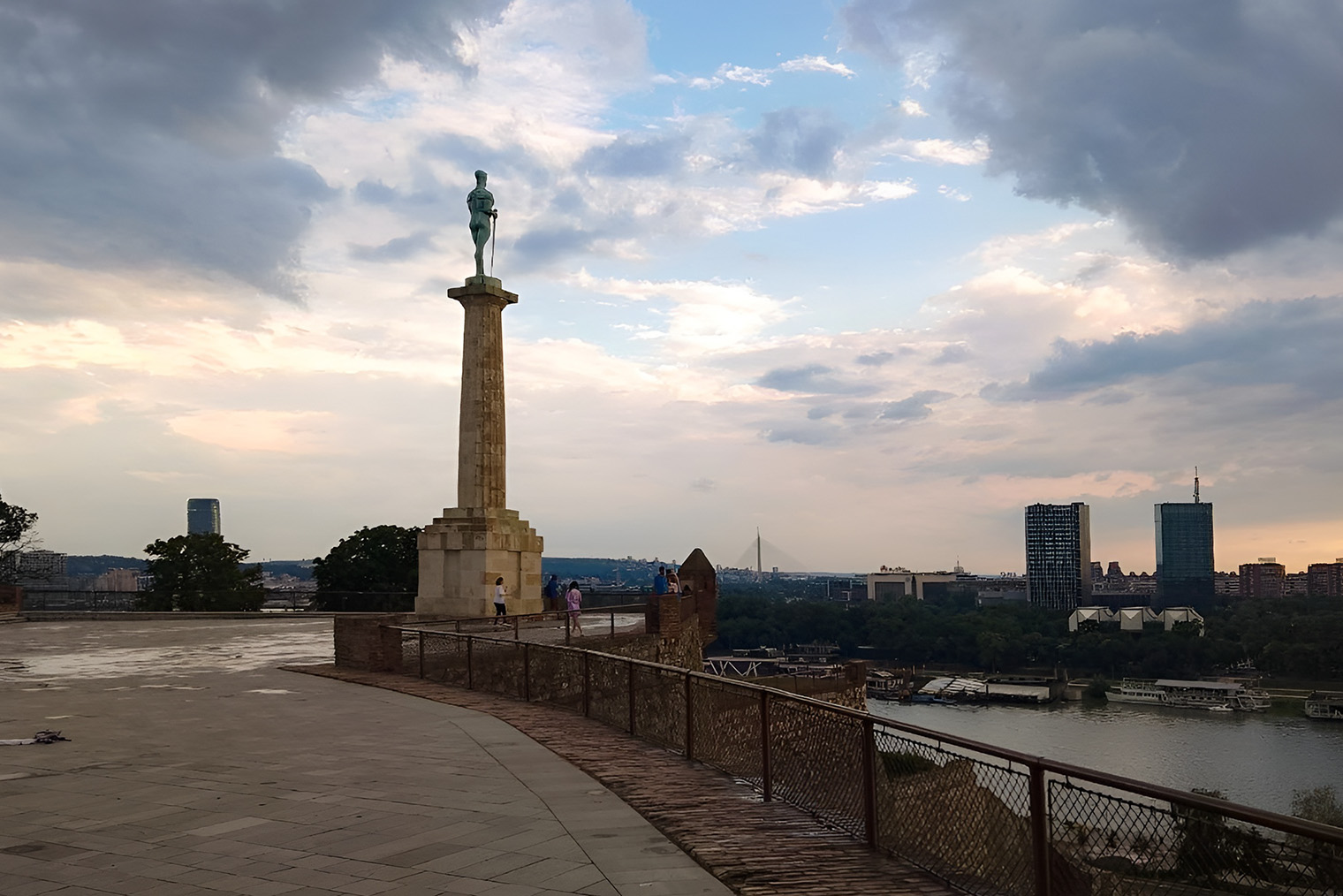 Даже в историческом центре города местами бывает депрессивно