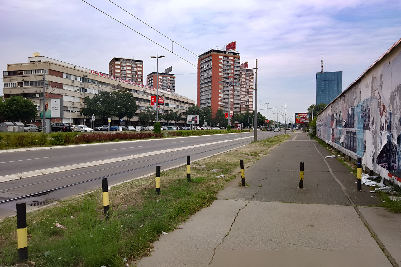 Сорванные афиши бросают прямо на асфальт, и куски бумаги потом месяцами валяются на дороге или наполовину свисают со стен