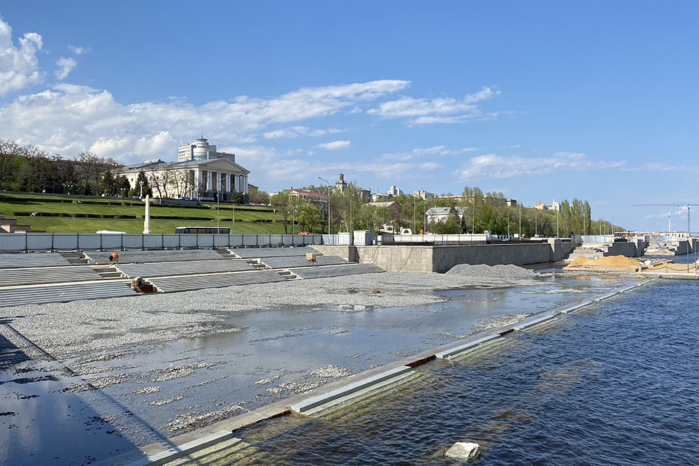 На центральной набережной любят гулять жители города. Ее реконструкцию должны завершить в 2021 году