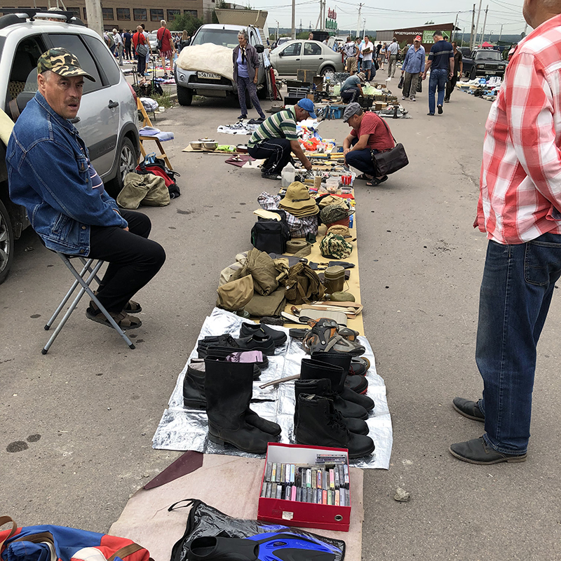 Так выглядит типичное торговое место на воронежской барахолке. Товар — военное снаряжение времен СССР. Цены ощутимо ниже, чем в военторгах