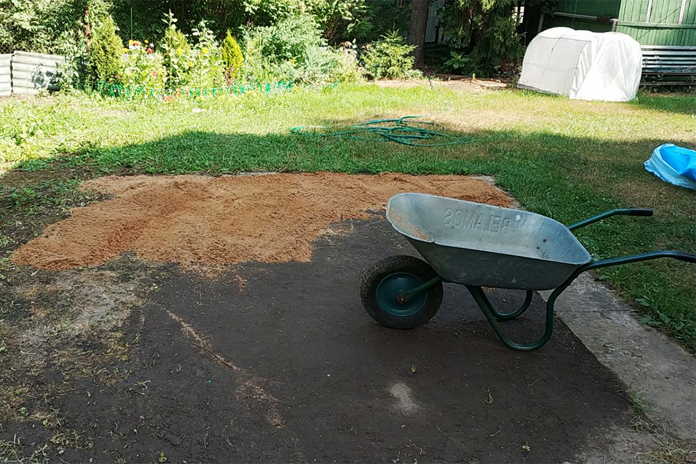 Вот так выглядела площадка в процессе выравнивания