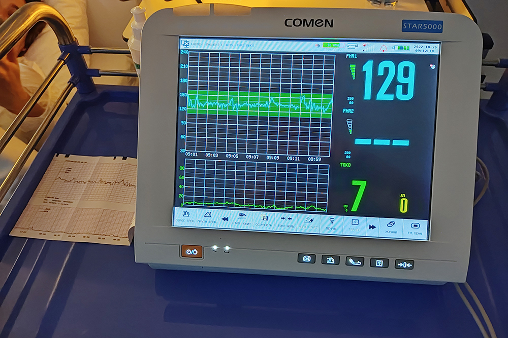 С помощью аппарата КТГ медики постоянно следили за сердцебиением ребенка