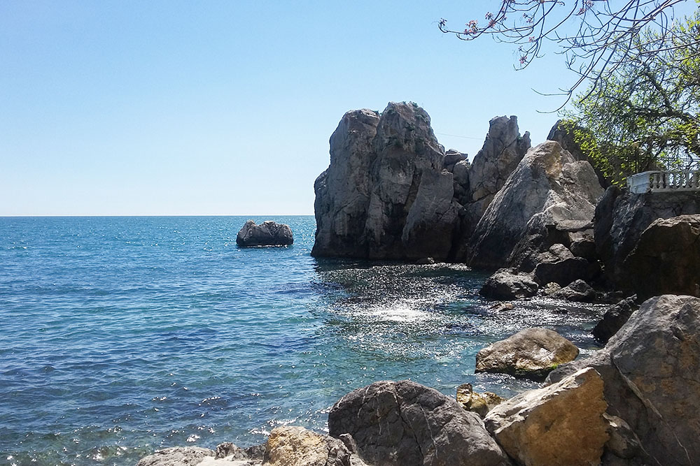 Пляж на даче Чехова — одно из самых красивых мест в Гурзуфе