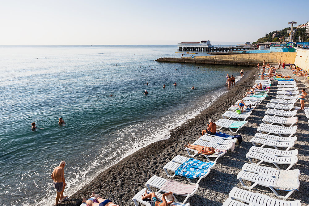 Мы с мужем почти никогда не ездили купаться в Алушту: предпочитали Большую Ялту. Иногда за день успевали побывать сразу в нескольких поселках. Источник: vvoe / Shutterstock