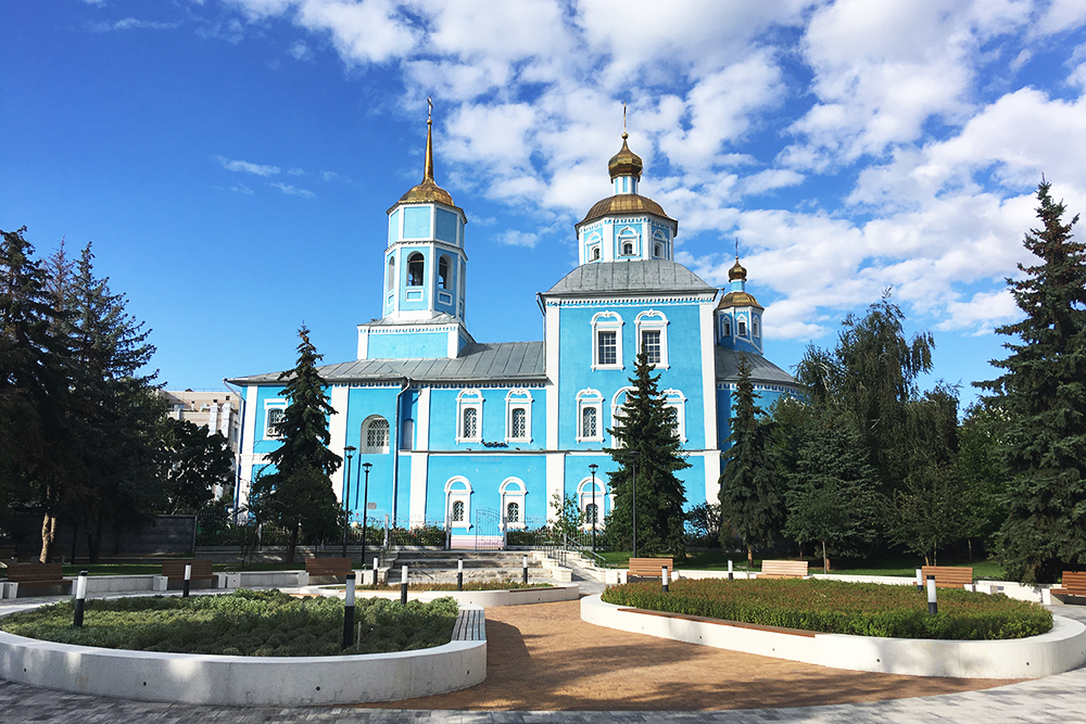 Рядом с собором есть тихий сквер со скамейками, в котором приятно отдохнуть во время прогулки по городу